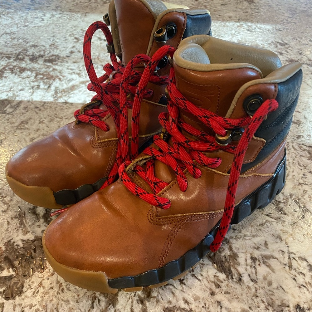 Boys size 1.5 leather Reebok boots